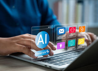 Investisseur novice en cryptomonnaies découvrant les fondamentaux du trading automatisépar intelligence artificielle