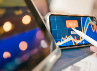 Analyste de marchés multiples examinant Bitcoin, Ethereum et les contrats de change