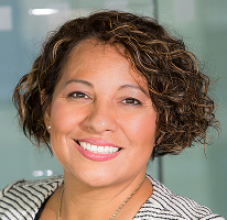 Portrait de Claire Ashford, qui occupe le poste de responsable de la conformité réglementaire financière